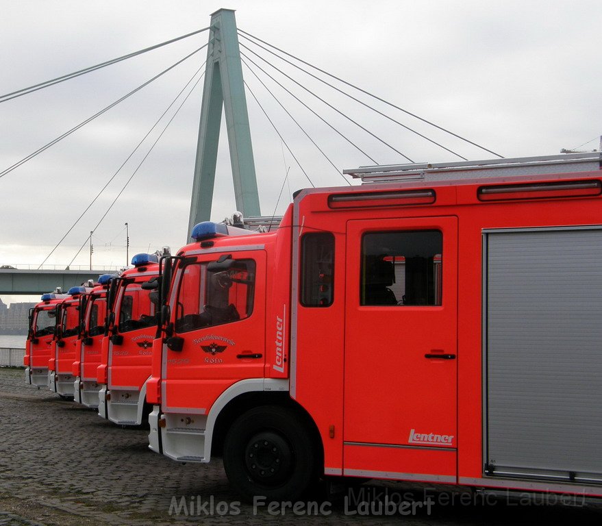 Neue LF`s fuer Koeln Uebergabe in Koeln Deutz an den Wachen  P015.JPG